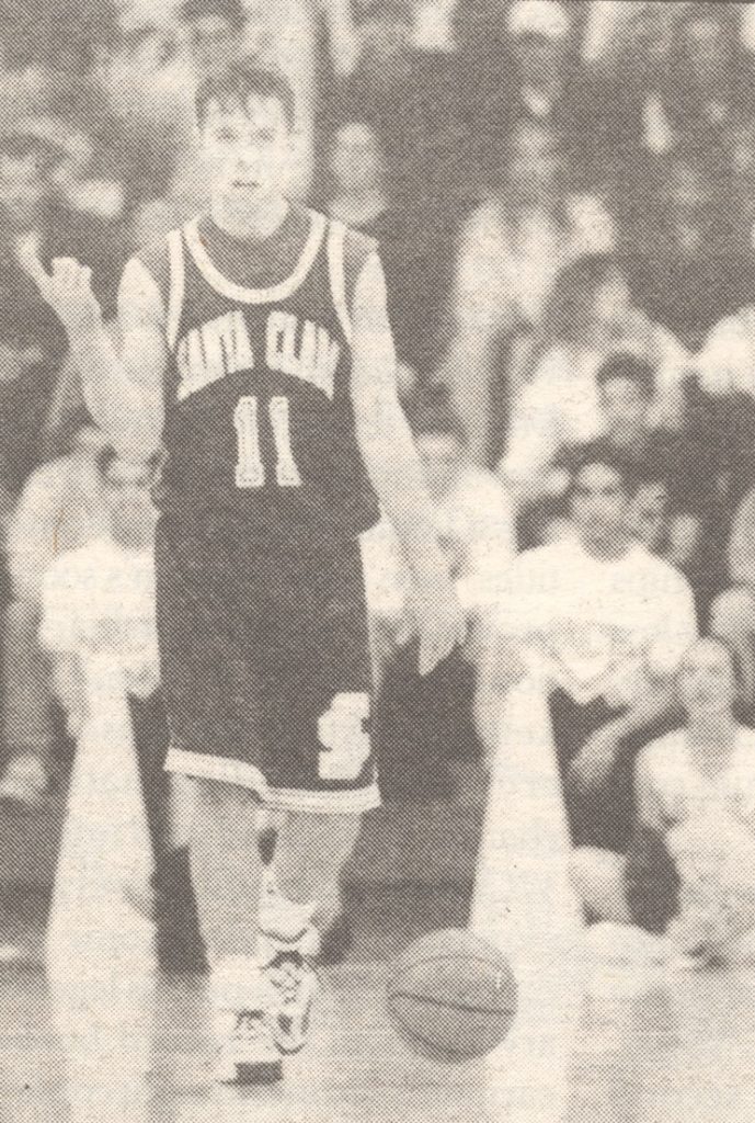 Steve Nash dribbling the ball, 1995-1996